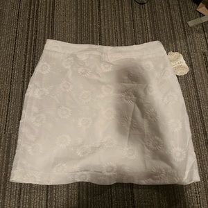 White altar’’d state skirt with embroidered flowers